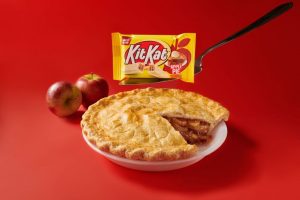 apple pie kit kat - packaging with pie