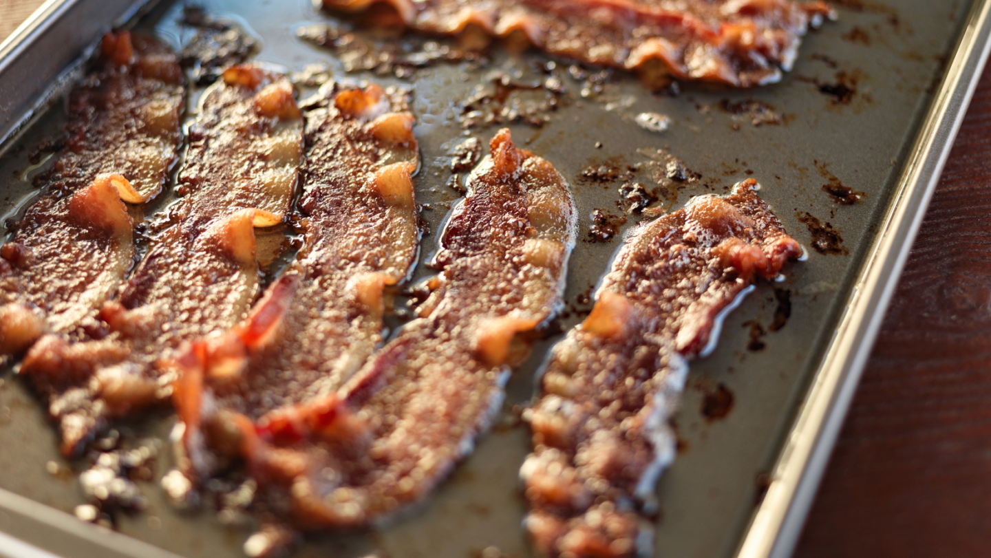 how to cook bacon in the oven - bacon cooking on a baking sheet