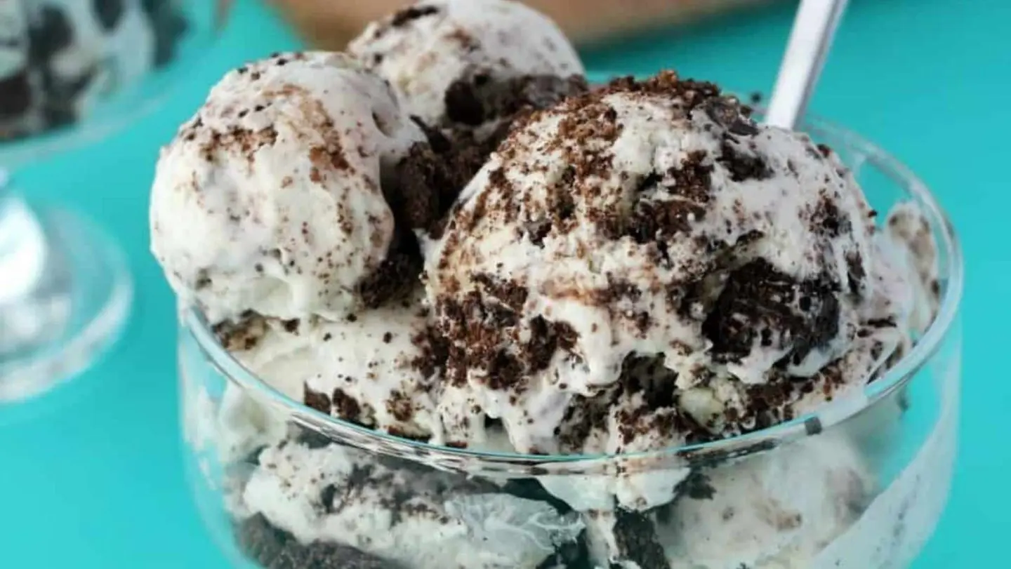 best vegan dessert recipes - Loving it Vegan's Vegan Cookies and Cream Ice Cream