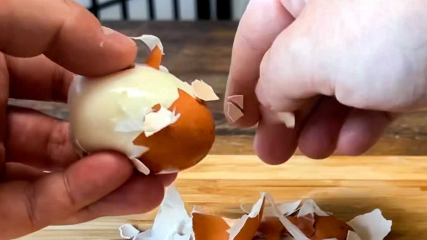 ramen egg recipe - peeling the eggs